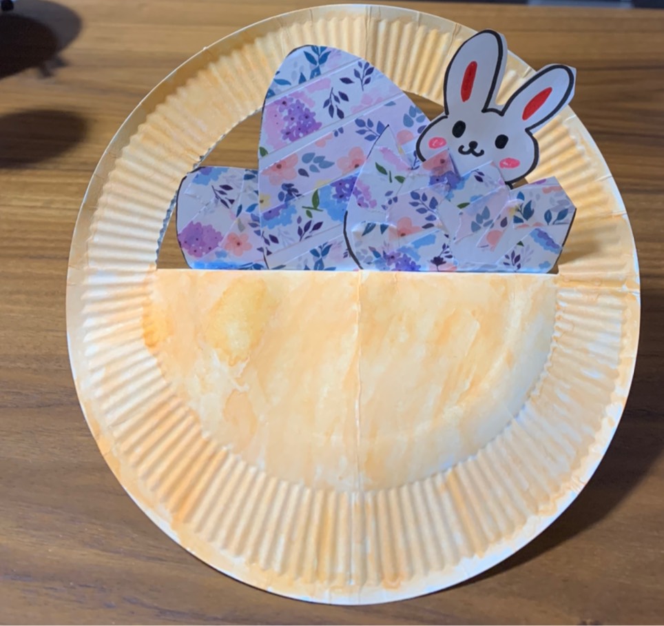 ハッピーイースターかごバック」 紙皿をかごバックに見立てています。 リースとして飾ることも出来ます。あらかじめカットされているパーツを貼り付けていき、うさぎさんの顔をお絵描きすれば出来上がりです🐇🐇🐇Ｅ.A.Ｓ.T.Ｅ.Rの文字をうまく並べることが出来るかな