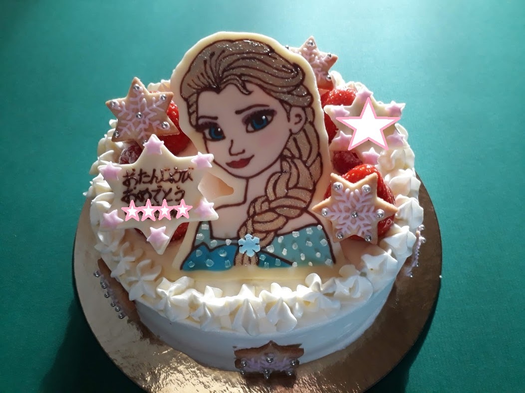 今年のケーキは、、 アナ雪のエルサ👸❄️☃️🩵 妹にお願いして 素敵なの作ってもらった〜✨ クオリティ高くてびっくりだよ、、、！このちゃんも喜んでてよかったバースデーケーキ 誕生日ケーキ 手作りケーキアナ雪 誕生日ケーキ手作り 3歳誕生日