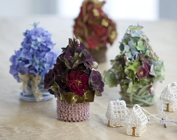 フラワーアレンジメント 生のグリーンで小さなクリスマスツリーを手作り！