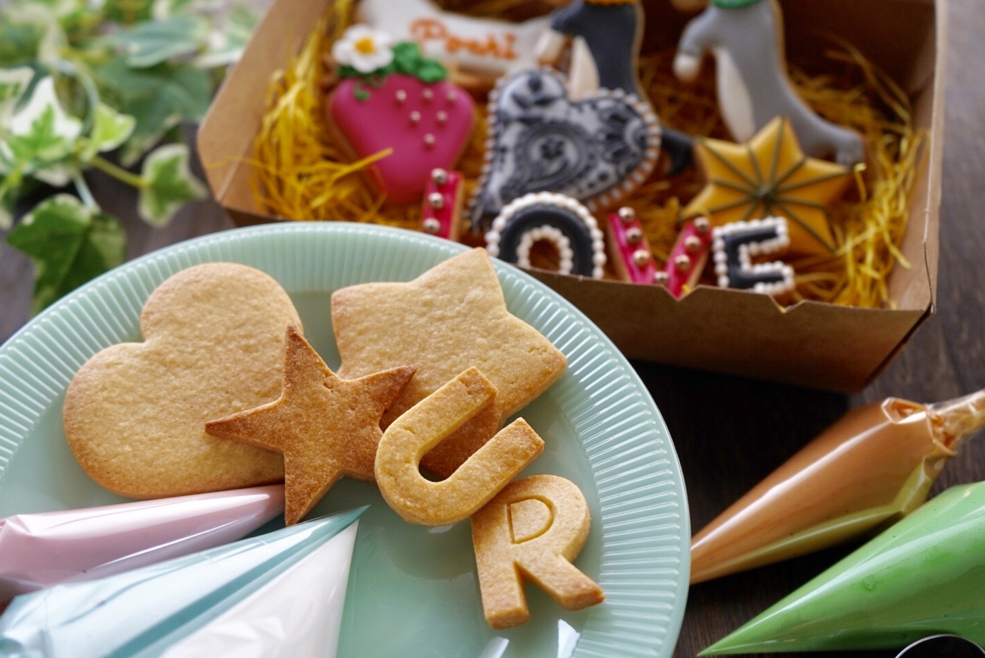 Valentine icing❤️ · 本日21:00より販売スタートのバレンタインクッキー型！ 初回限定価格での販売となります✨️アイシングしてみました～🫶 可愛すぎん ？？？ アイシング映えするよね～！！！！ アレンジ次第でかなり色々出来そう🥸 · ぜひお得なこの期間に