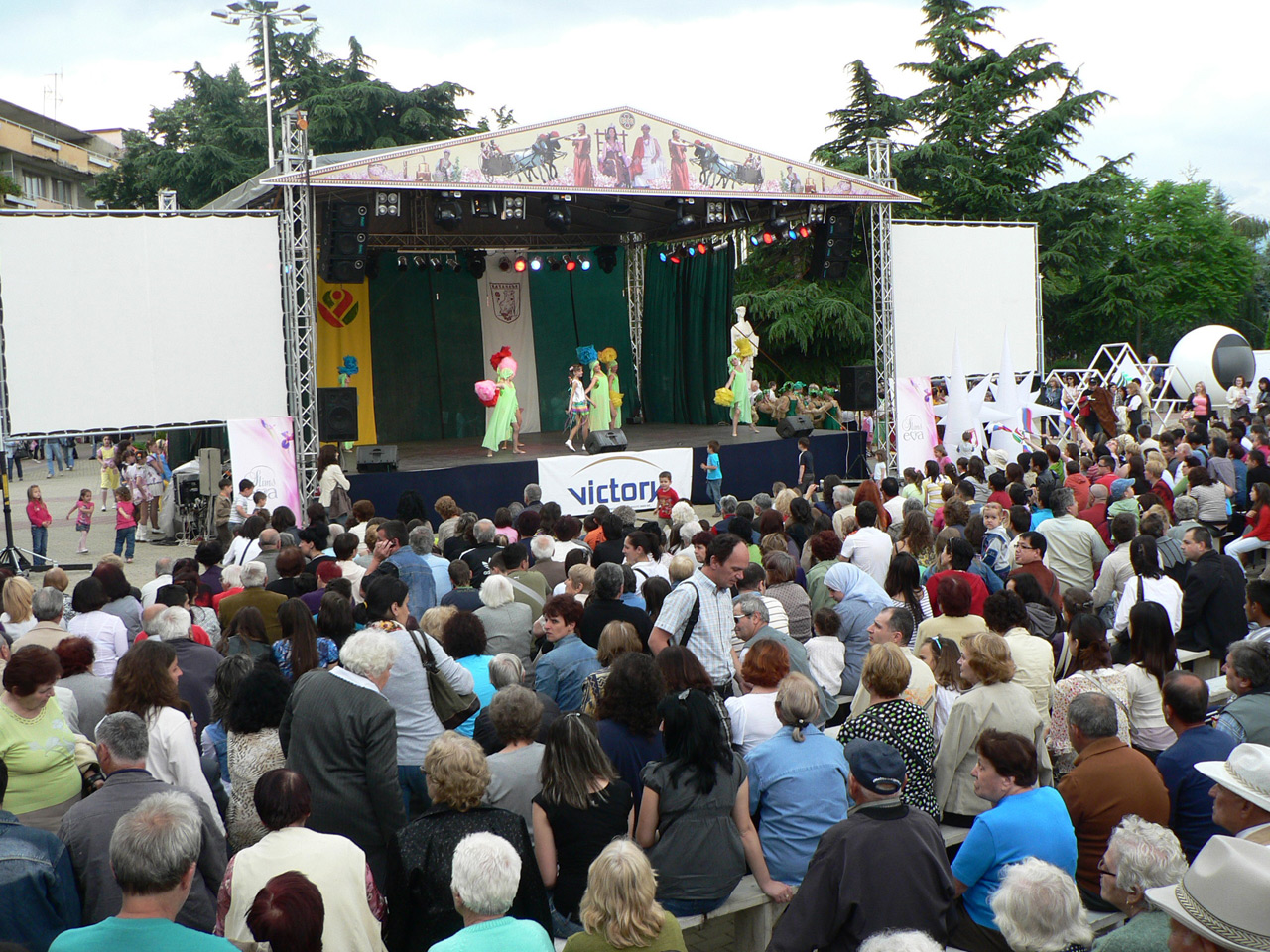 ブルガリア・ローズ・フェスティバル - バラの国の魅力的な色彩と香り