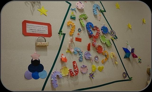 nakky_hoiku アルミホイルを使ってステンドグラス風のクリスマスツリーを作りました🌲クリアファイルでアルミホイルを挟むと、電飾を光らせたような もしくは外から光が差し込んだような美しい飾りの完成✨子どもたちならこの美しさをどんな風に表現するのかな？そんな