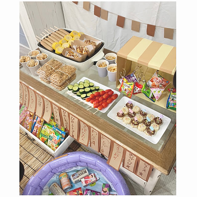 夏まつりのメニューをご紹介します🍉受付時に食券をお渡ししますので、お子さま1人につき、 ▷屋台ごはんメニューから一１つ ▷スイーツメニューから１つを選んでください🎵 ＜屋台ごはん＞ ・焼きそば ・ホットドッグ ・タイカレーラーメン ・タコライス ＜スイーツ