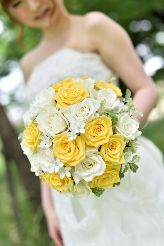 bfc4015 グリーン＆イエローの薔薇、ブルー・パープル小花のクラッチブーケ - 結婚式ブーケ・ウエディングブーケ・ブライダルブーケ・アートフラワーブーケ 造花 は、アトリエミント 大阪