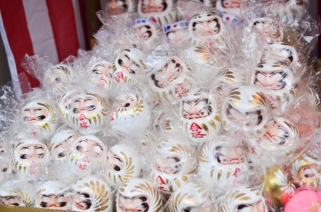 Amazon.co.jp: 高崎だるま 白 11号 33x30x31cm 合格祈願・大願成就 HKDM-11-WH-5 : おもちゃ