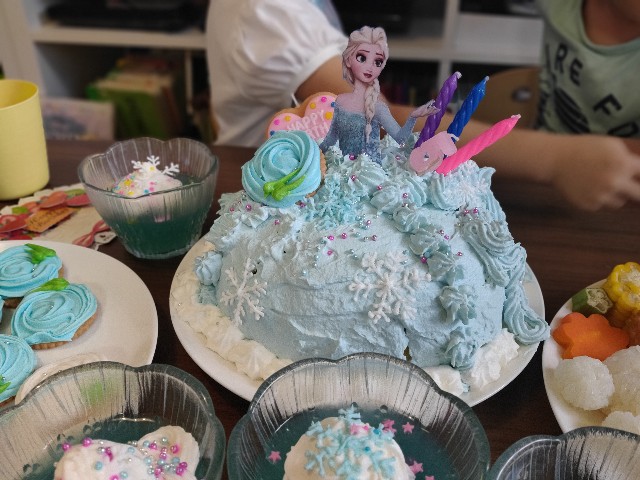 エルサ風ドールケーキの作り方と新年のご挨拶