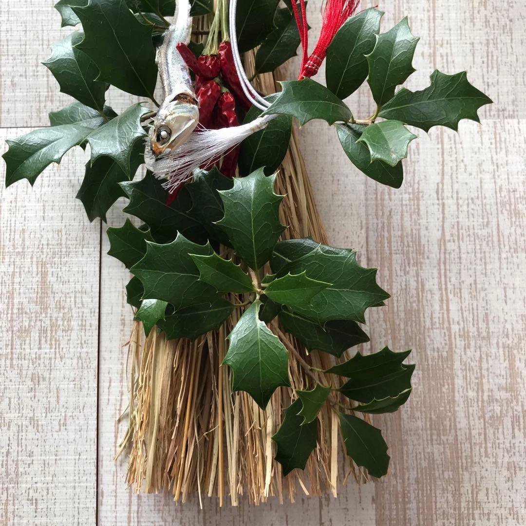 節分の飾りで柊鰯 ヒイラギイワシ を作りました🌿🐟👹✨, 今回は、ありもの材料でカマボコ板を使っています。,柊鰯は、節分に魔除けとして柊の枝に焼いた鰯の頭を刺したもので、玄関口に飾るものだそうです😌,柊の葉の棘が鬼を刺し、鰯を焼く臭気と煙で鬼が近寄らないと言われているそうです🌿🐟👹✨😯,節分は、各季節の始まりの日で、立春🌸立夏🏖️立秋🍁立冬☃️の前日のことで、年4回だそうです。,