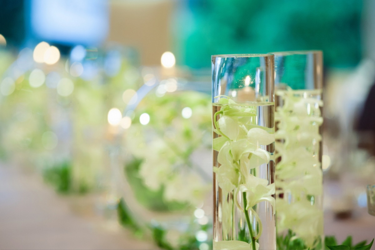 夏婚装花水の透明感を活かして涼し気に。テーブル装花アレンジ実例ARCH DAYS
