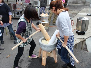 切り餅を蒸して「つきたて」に 餅料理を堪能するレシピ集 『お餅の便利帖』BOOKウォッチ