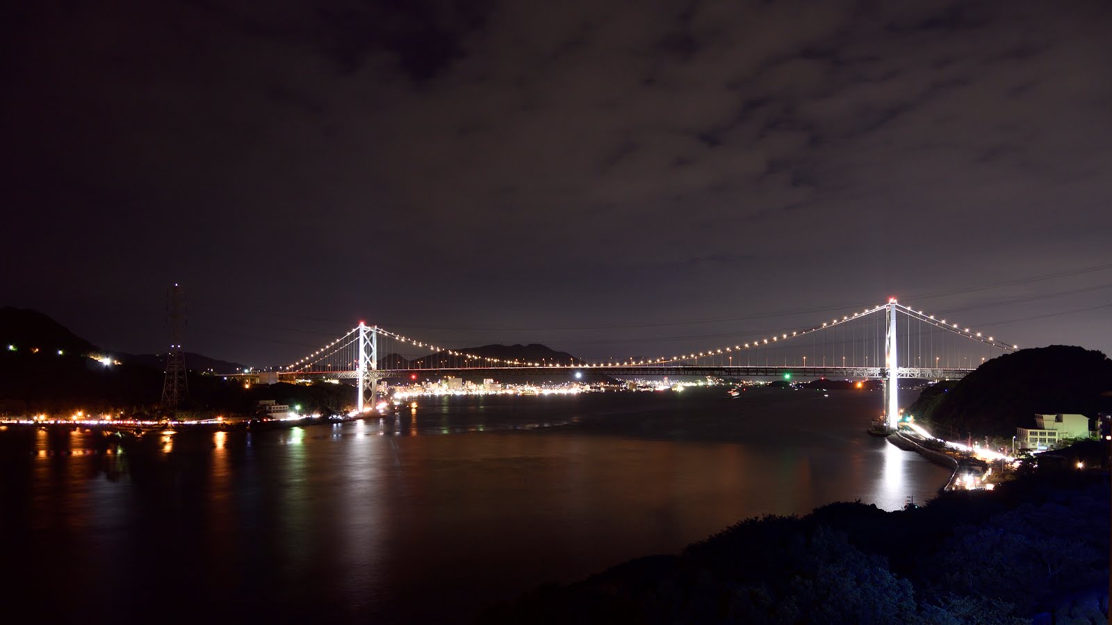 海峡を挟んだ華やかな花火の競演、関門海峡花火大会。 関門海峡花火大会 山口県下関市・福岡県北九州市ONESTORY