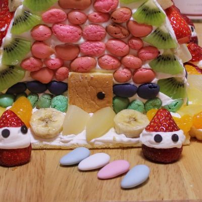 クリスマスケーキ 2024ver. サンタさんの視線を感じる🎅🏻🎀クリスマスケーキクリスマス手作りケーキクリスマススイーツデコレーションケーキホールケーキ苺のショートケーキショートケーキ生クリームたっぷりお菓子作りお菓子作り記録お菓子作り