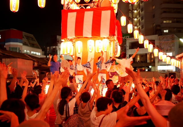 祭りで盆踊りを踊る浴衣姿の女の子の写真素材FYI04499631ストックフォトの Qlean Market キュリンマーケット