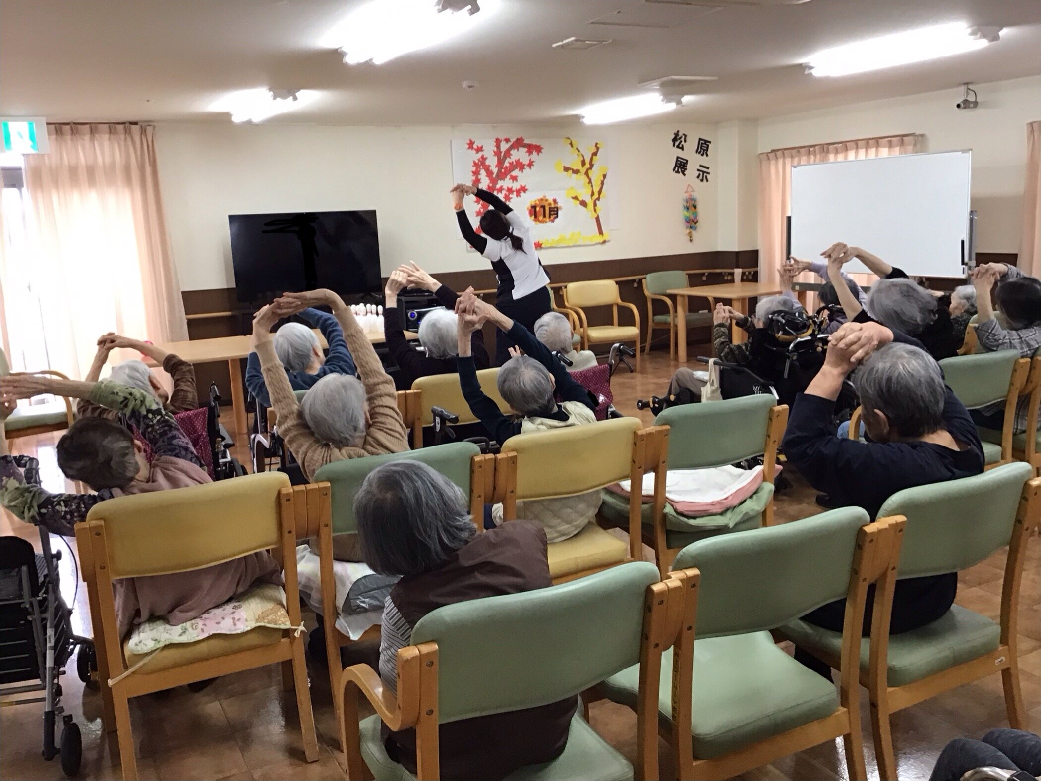 ２月生まれのご利用者様のお誕生会🎉 ご利用者様にも作成いただいたバースデーカードや 手作りのフラワーアレンジメントをプレゼント🎁させていただきました❣️ カードを見られて、 「今まで生きてきて、こんなお祝い初めて。 苦労して生きてきたけど、今が一番幸せです