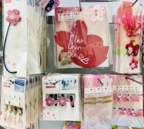 ダイソーセリアのひな祭りグッズ2023🎎オシャレ系多数登場❤️ ダイソーセリアのひな祭りグッズを 2023年版にリライトしブログにアップしました🌸今年の特徴は、 インテリア馴染み系おひなさま⭐️ 従来の定番お雛様は優美で豪華だけど 💦部屋のインテリアに合わない