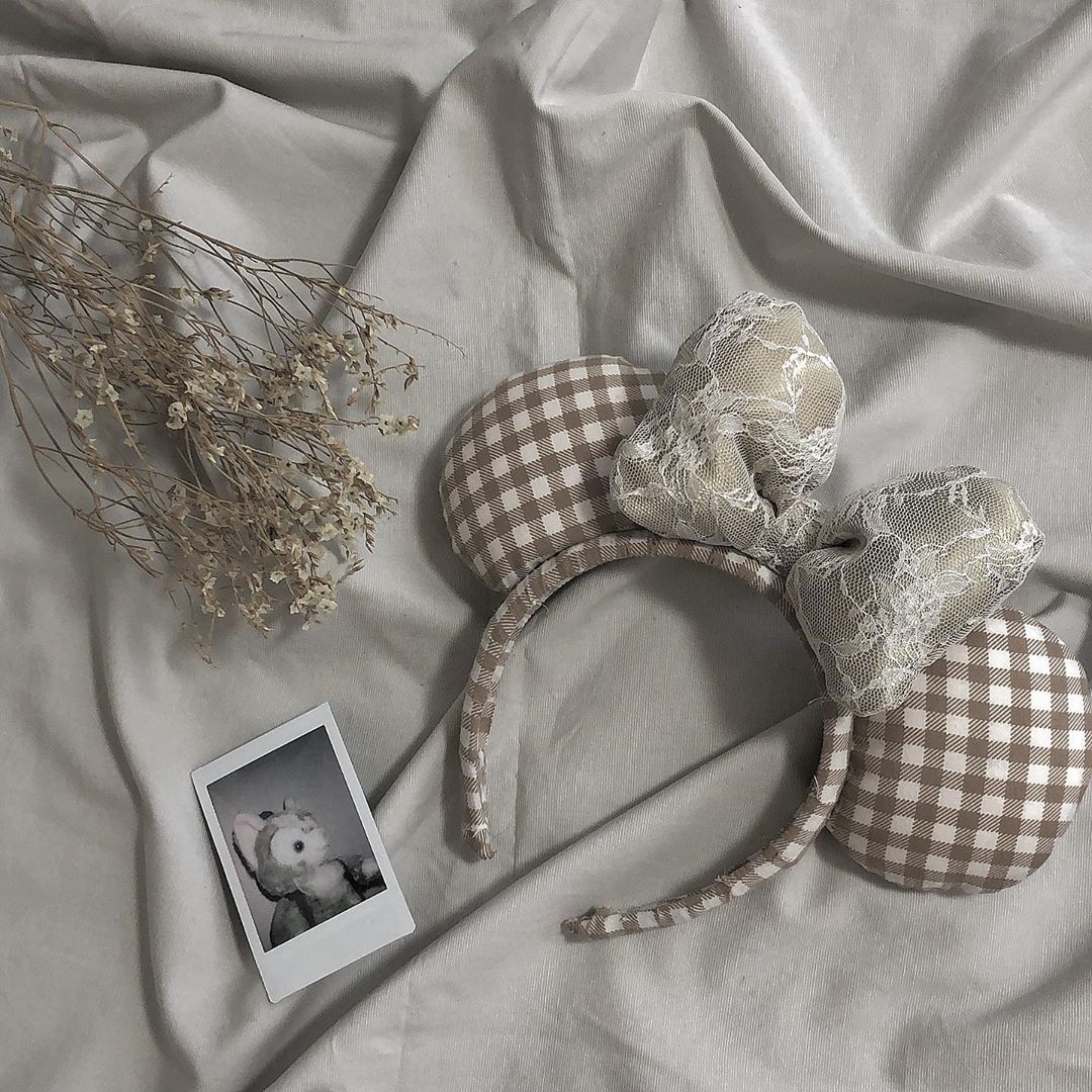 🏰🐭🎀 100均の材料でディズニーカチューシャを作ろうの会 モールを輪っかにしてポンポンとリボンを ボンドでつけるだけ！簡単！ *シルバニアファミリーsylvanianfamilies森林家族calicocrittersダイソーセリア100均ディズニーDisney