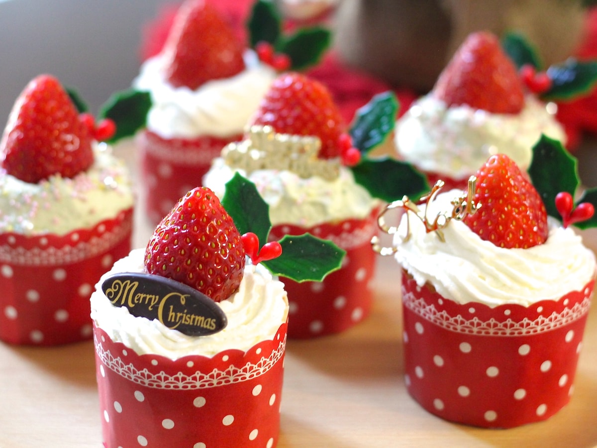 あめ細工のツリーといちごのクリスマスケーキ