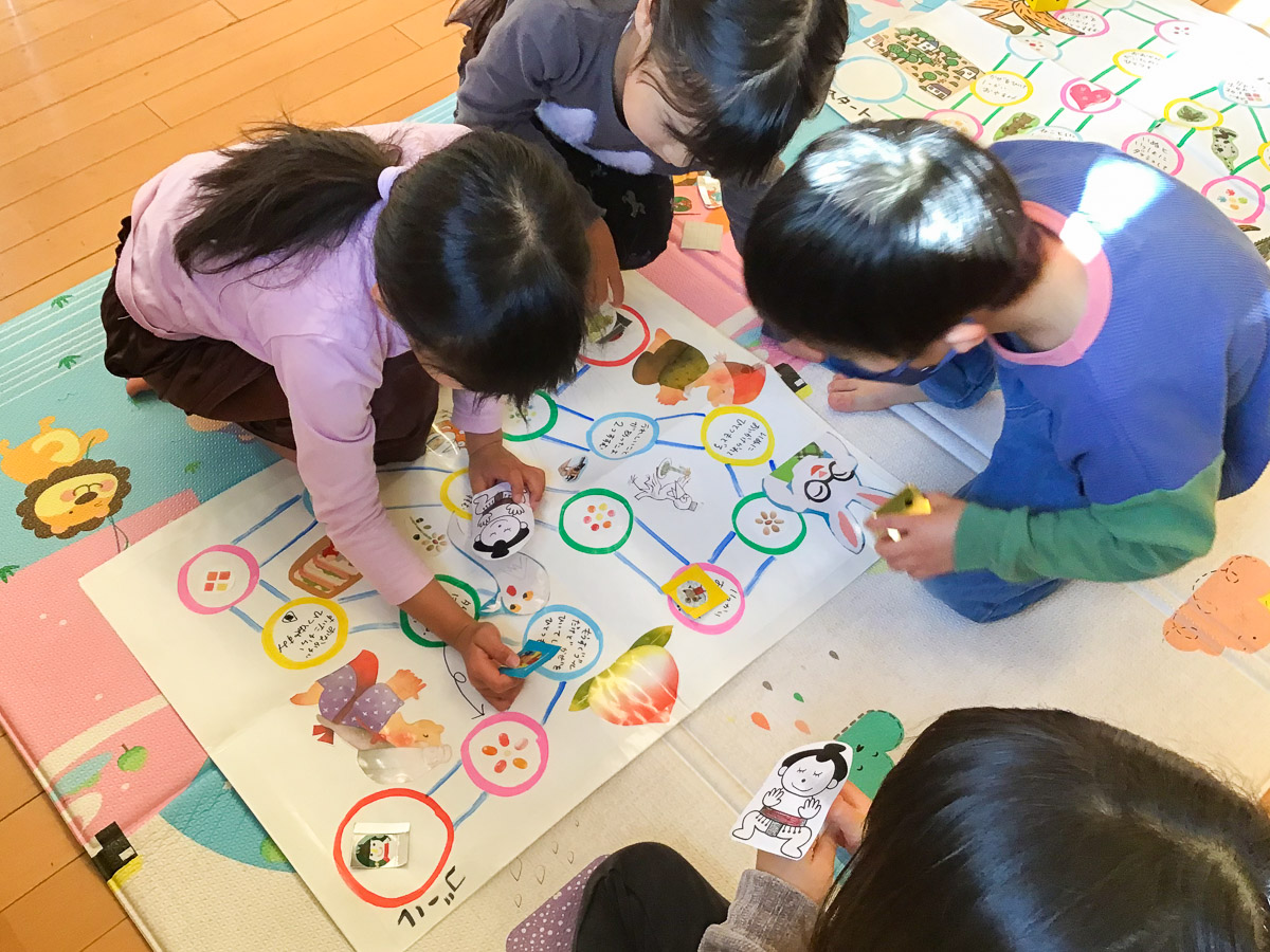 お正月あそび 子どもたちが手作りコマで笑顔いっぱい！ - くじら保育園 淀屋橋園