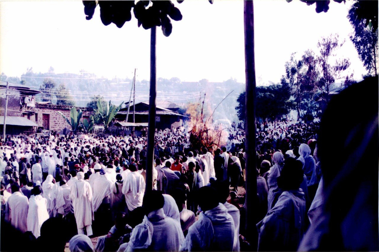 キリスト教エチオピア人は 2015年1月6日にギリシャのアテネで正教会のクリスマスの前夜に真夜中のミサに参加します —ストック編集用写真©Ale_Mi 288616522