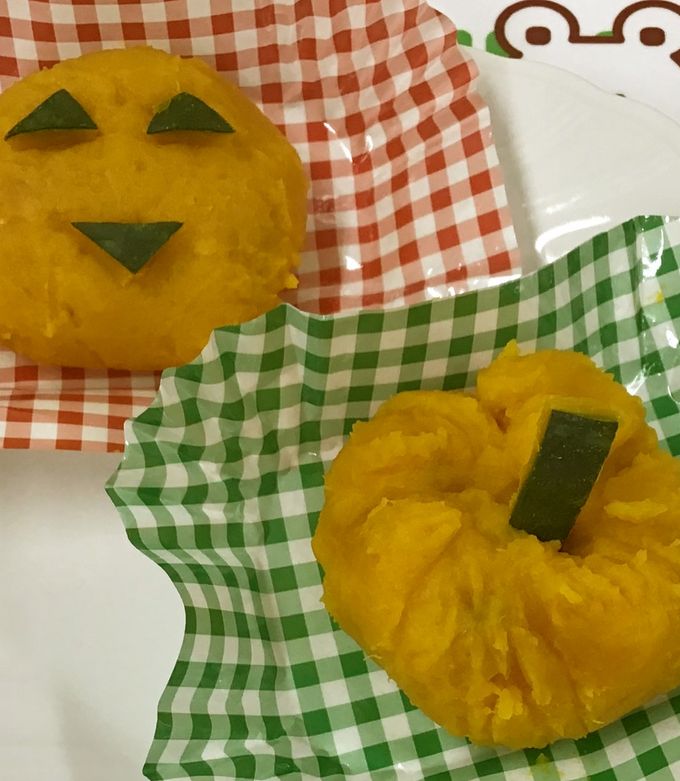 𖤣𖥧𖥣｡レシピあり✎ ハロウィンおやつ👻第1弾⸝⋆⸝⋆ かぼちゃモンブラン🎃 小麦粉、卵なし！ そしてそして！ なんと砂糖使ってません🤗砂糖の代わりにメープルシロップを使って 優しい甘さのおやつに仕上げました 米粉ココアケーキの土台に ちょっと生クリーム絞って