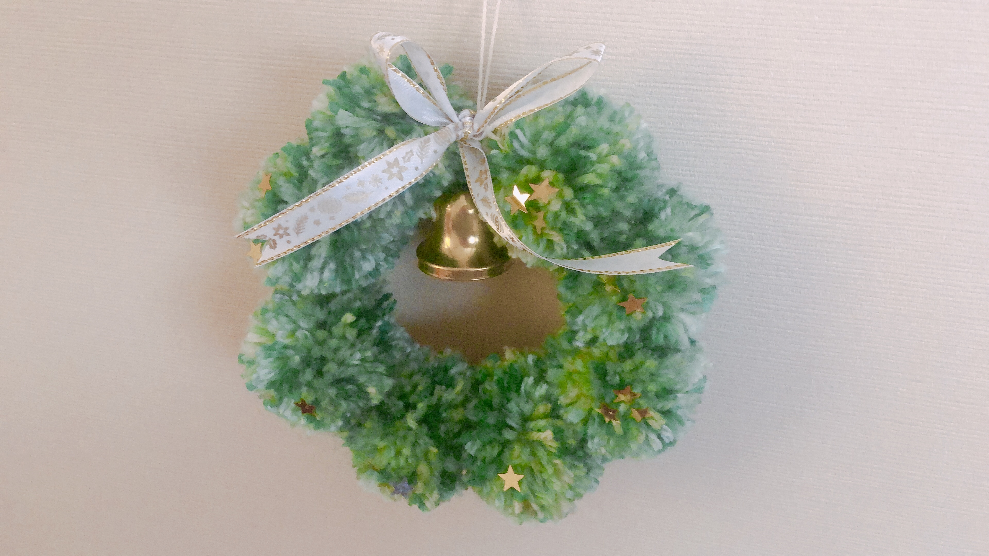 クリスマスに毛糸のポンポンリースを作ろう！簡単かわいいクリスマスリースの作り方を紹介します!こぐまやのせかい