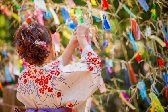 横浜山下公園で「七夕祭り２０２５」 スカイランタンで願いを夜空にカナロコ by 神奈川新聞