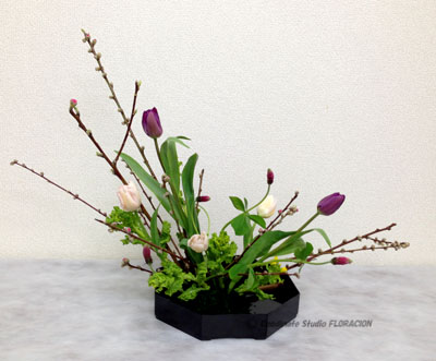 楽天市場 造花 水仙や桃などの春いっぱいのひし型の花器のアレンジ シルクフラワー もも モモ CT触媒 光触媒 桃の節句 ひな祭り ひなまつり フラワー アレンジメント インテリア arg : シルクフラワーの山久