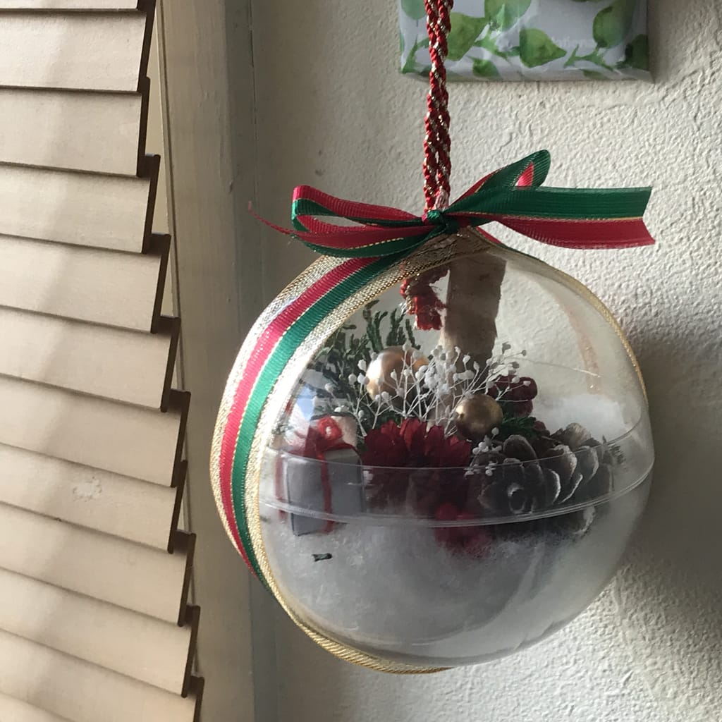 紙で作るクリスマスオーナメント。クラシカルなボール型です🌲詳しい作り方はYouTubeにアップしてます♪クリスマスオーナメント手作り クリスマス手作りオーナメントハンドメイドchristmasornamentspaperartsdiycrafts