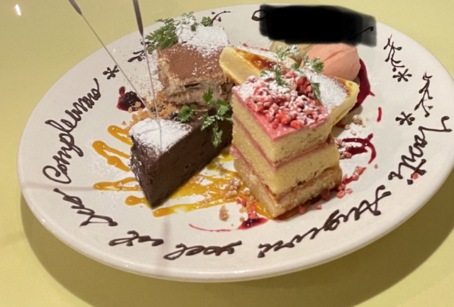 里山transitの豪華バースデープレート里山transitでは お誕生日や記念日で利用してくださるお客様が多くいらっしゃいます。 そこで、皆様の思い出に残るような デザートやプレートをご用意したいと思いスペシャルプレートを完成させました！ 畑を見立てたチーズタルト