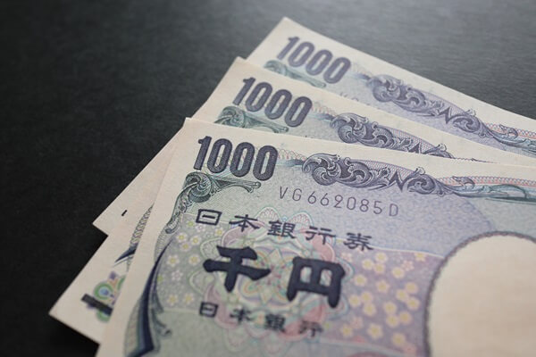 お札をピッタリ三つ折りする方法」お年玉をあげるときに使える