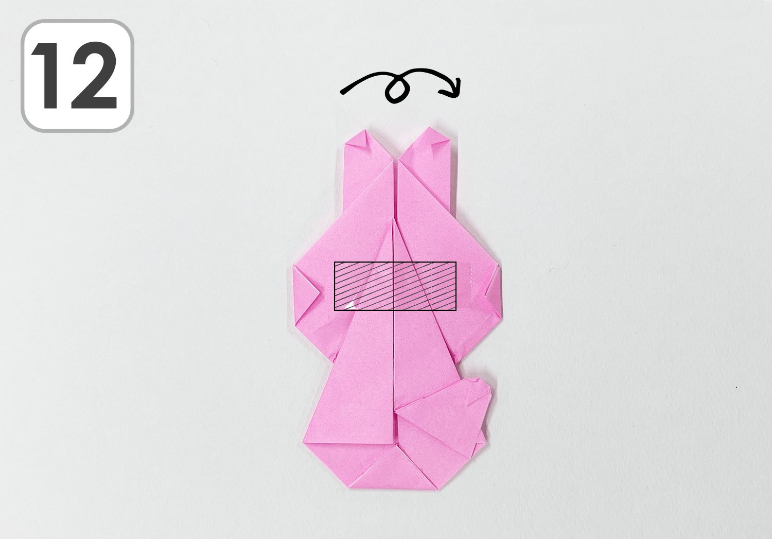 多角形の黒いウサギのカード。折り紙うさぎ。紙で折りたたまれた動物。旧正月のシンボル。グリーティングカード、バナー、デザイン用のベクター画像エレメント。のイラスト素材・ベクターImage 197096197