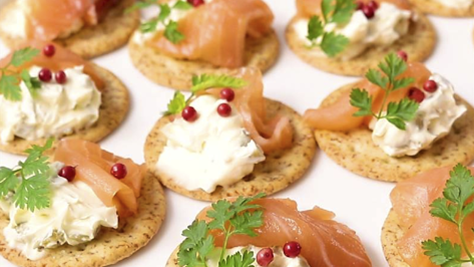 UX初心者必見 カクテルパーティー効果とは？具体例から行動心理学を学ぶDESIGN α