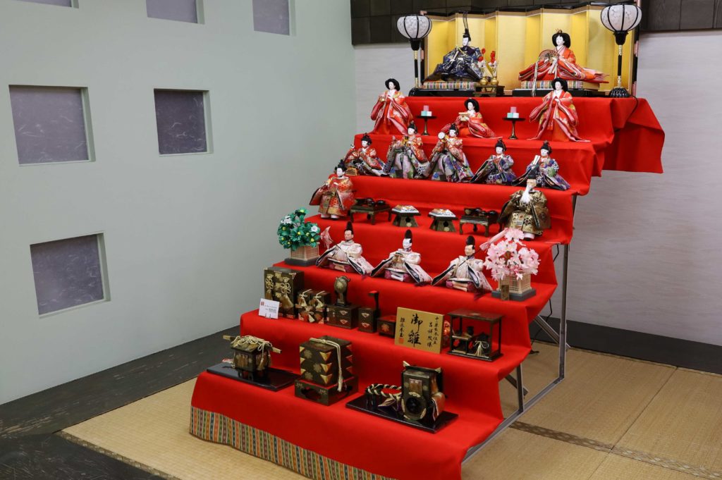 雛人形の七段飾りに飾る雛道具の配置と意味は？人形の東玉