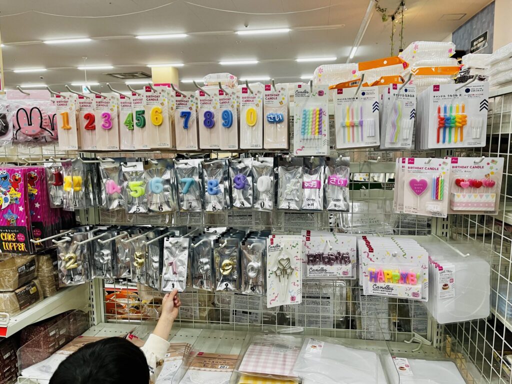 ﾀﾞｲｿｰ誕生日ろうそく100均 数字ｷｬﾝﾄﾞﾙなどﾊﾞｰｽﾃﾞｰｹｰｷの飾りつけﾃﾞｺﾚｰｼｮﾝ例&ｾﾘｱｸﾞｯｽﾞも -100均✖Sweetsレシピ‼