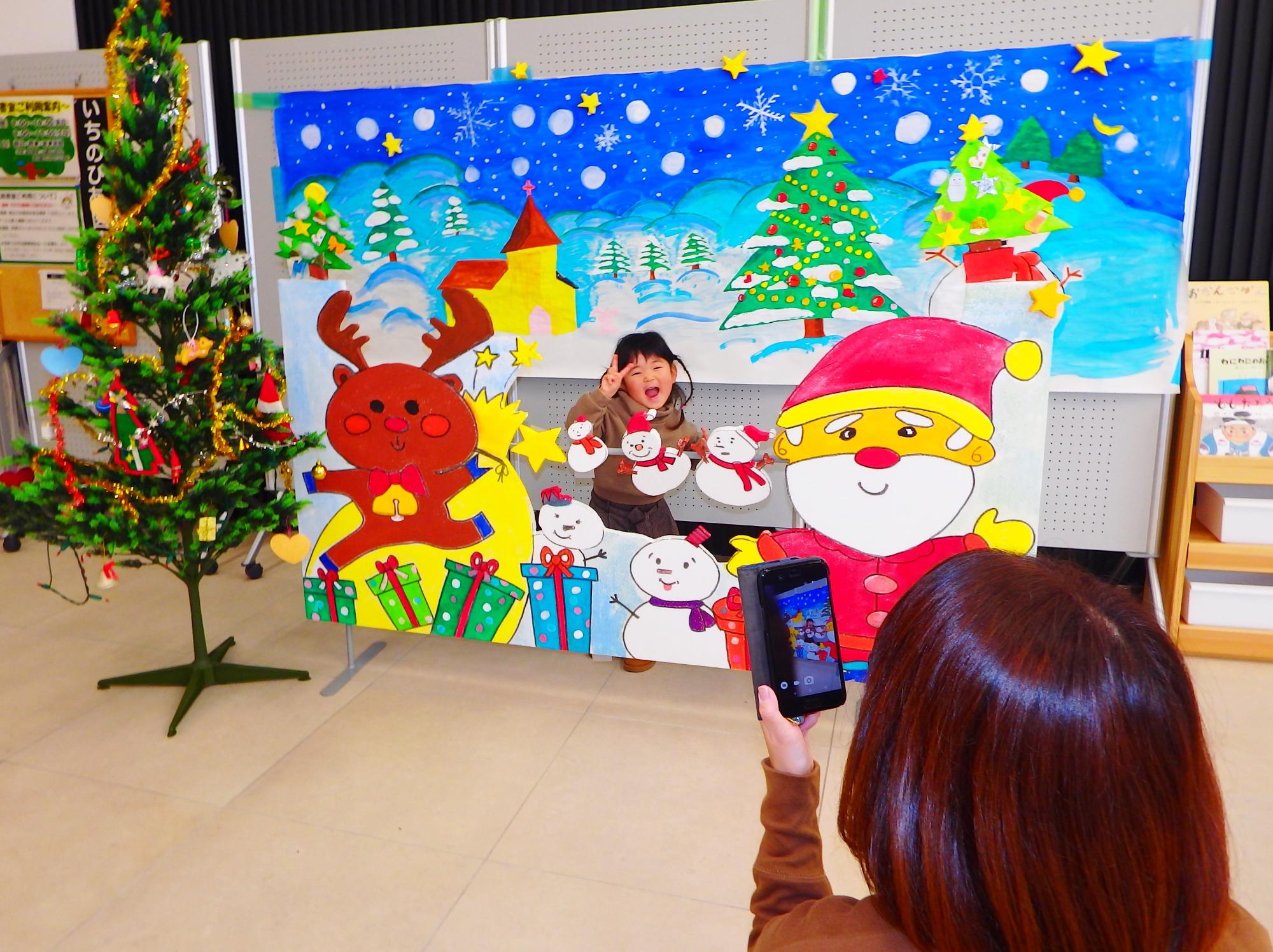 九十九島水族館海きららのキッズコーナー「こどもひろば あまもば」で、クリスマスにピッタリなフォトスポットを作りました～📷✨スタッフ手作りの折り紙を壁面に貼り、クリスマスツリーを演出✨🎄✨ 写真撮影の時は、トナカイのカチューシャなど小物もご用意しています