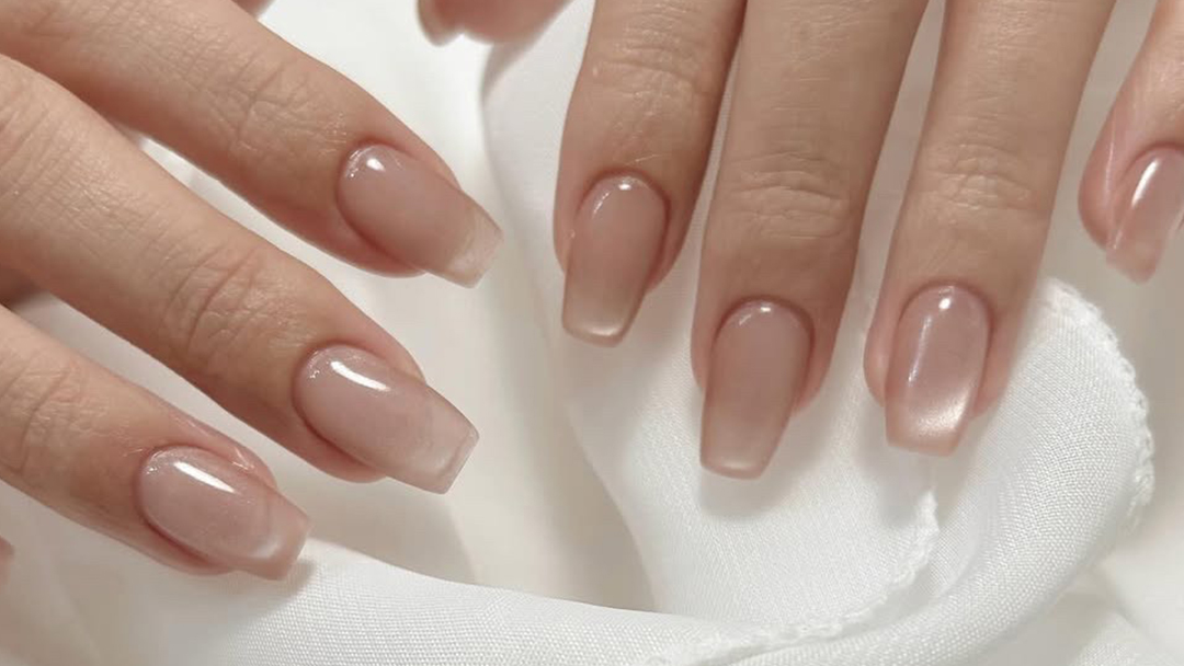 ベーシックなオフィスネイル💅🏻 上品なシアーカフェオレベージュのワンカラー✨ 飾りはなくともお手入れの行き届いた指先はとてもBeautiful💕淑女のお手本ネイルです💁🏻‍♀️ .ネイルネイルデザインオールシーズンオフィスオフィスネイル法事ネイルワン