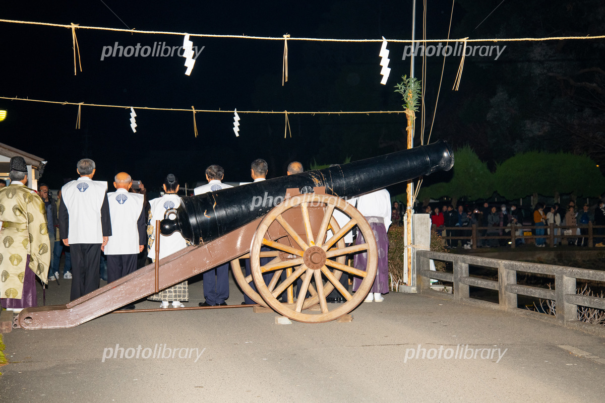 祝砲Ceremonial blast 364×257mm 2025 上空に弾けるサイン。 彼の地で新しい光の子が生まれたようだ。 A signbursting in the sky. It seems a new child of light has been born in thatdistant land.箔押乚紙 洋金箔琳派風＊真鍮@rekiseisha