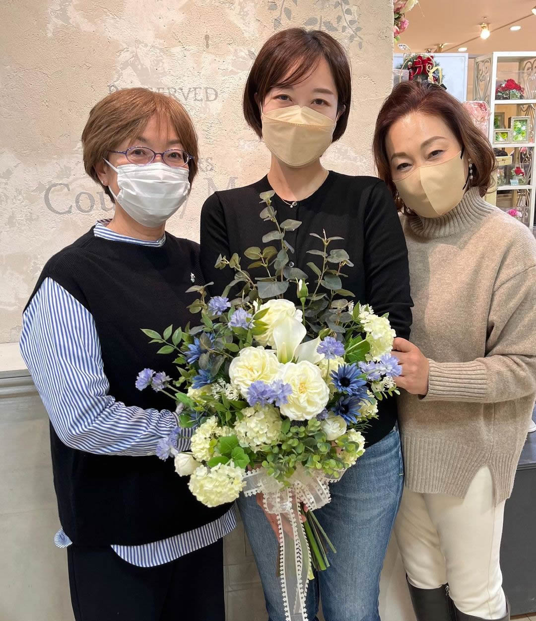 リースブーケ、ブートニア 2 ドレスにぴったりオリジナルブーケ ブライダルレッスンで手作りブーケ 秋結婚式 リースブーケ クラッチブーケプリザーブドフラワー教室「フラワーマリアージュ」