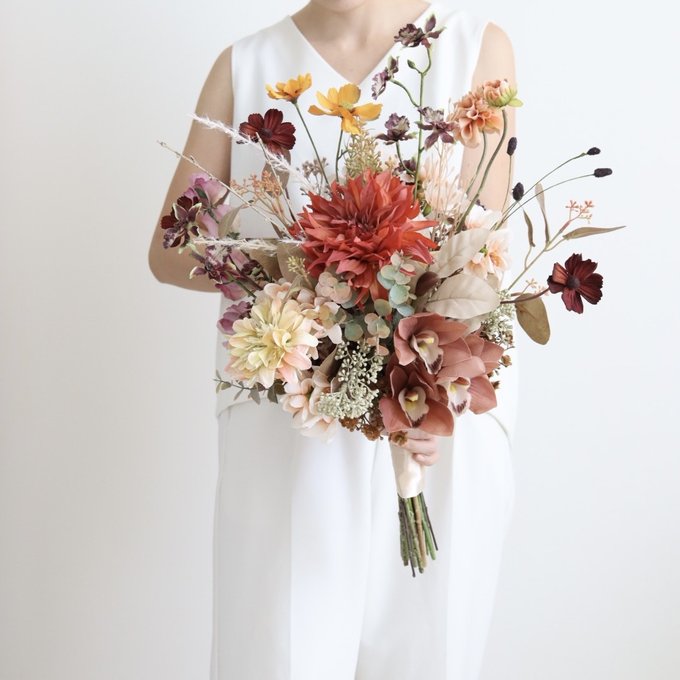 KARAYA florist秋のウェディングブーケ。 和装で持つ？と思われる方もいらっしゃいますが、とても素敵なんです。お着物と植物が持つ艶やかさが何とも美しい和装だからこそのブーケは 枝物と合わせてお作りさせて頂きました。 ご依頼下さいましてありがとうご