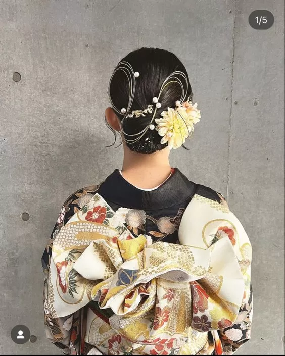 成人式オススメヘア♬ ミディアムヘアでも出来るアレンジです。 3枚目に元々の長さがあるので参考にしてみてください😊中津川市 中津川市美容室 恵那市 恵那市美容室 成人式 成人式前撮り 成人式髪型 成人式ヘアセット成人式ヘアメイク 成人式ヘアメイク 成人式ヘア