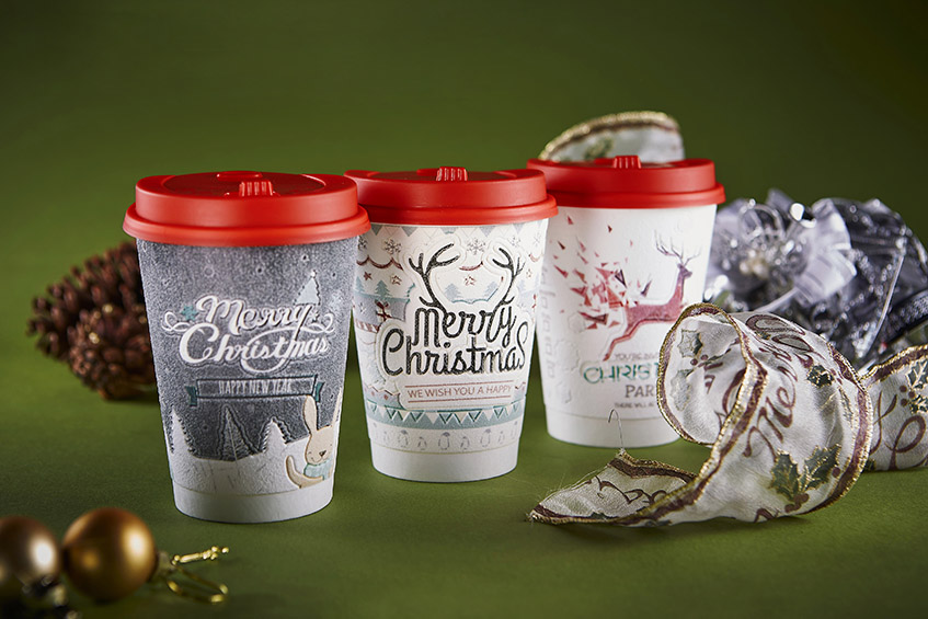 クリスマスツリーが積み上げ作った紙コップバンダイによる、遊びと学びのココロ育むファミリーエンタメサイト