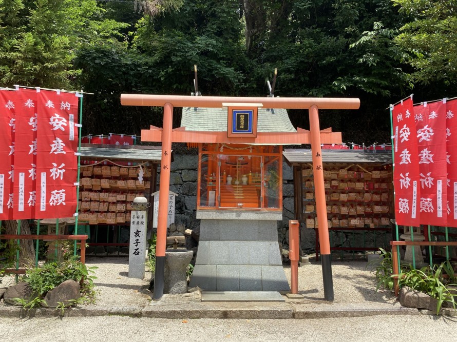 広島東照宮の境内社、金光稲荷神社への入り口近くの御産稲荷社風景です。安産祈願で有名です。広島県の写真素材91609118- PIXTA