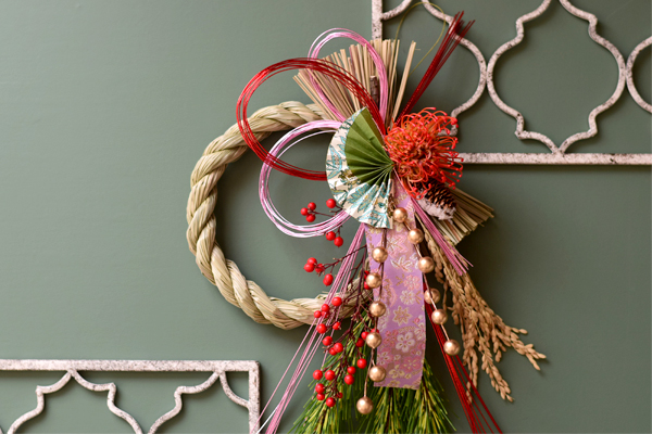 しめ縄 飾り 手作りレッスン 横浜市泉区。2023年。生花の松、水引を使ったしめ縄飾り手作りレッスン 大きいフラワーアレンジメント教室 横浜