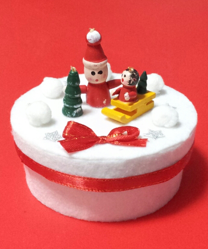 100均で見つけたクリスマスオーナメントとストックボックス