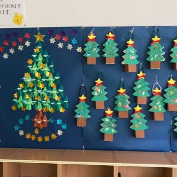 壁面に手作りクリスマスツリーで壁飾りInterior Design Box 海外の使えるインテリア術