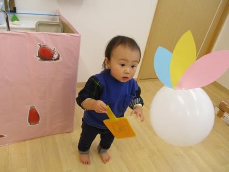 今日はお正月遊びをしましたおみくじを引いて嬉しそうな子どもたち♬手作りの羽子板やこまで遊び、0歳児は風船のだるまさんをゆらゆらしながら楽しく過ごしました♡1歳児さんはお外で凧揚げを！風が吹くとふわっと上がる凧に喜んでいましたよ️みどり栗林公園保育園の