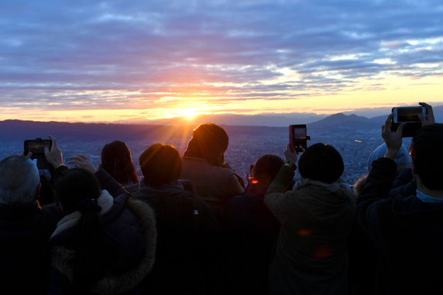 シウマ流！初日の出の写真の待ち受け！画面の位置で2025年の運気が変わる