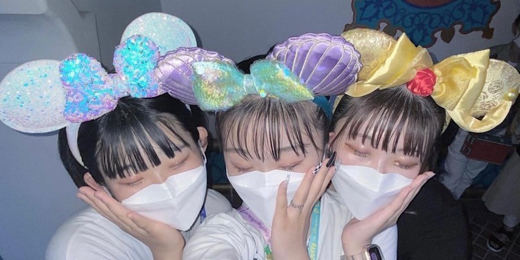 東京ディズニー 💛💚🩵🩷🐭Photo Idea せっかく4人揃ったので 色違いカチューシャでディズニー楽しんできた🎈 新作のスパンコール カチューシャが キラキラで可愛い🥰 ワッフルがクリスマスバージョンになってて 行列だったけど食べたかったから頑張って並ぶことに