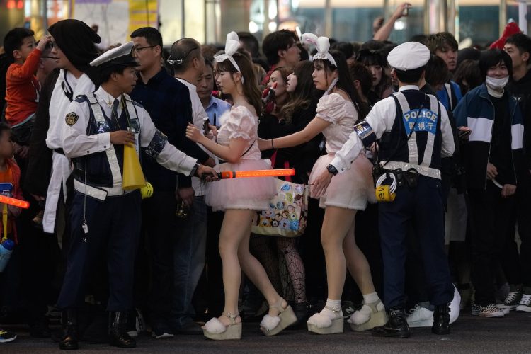 仮装した人々で混雑するハロウィンの渋谷、9人が逮捕14 --人民網日本語版--人民日報