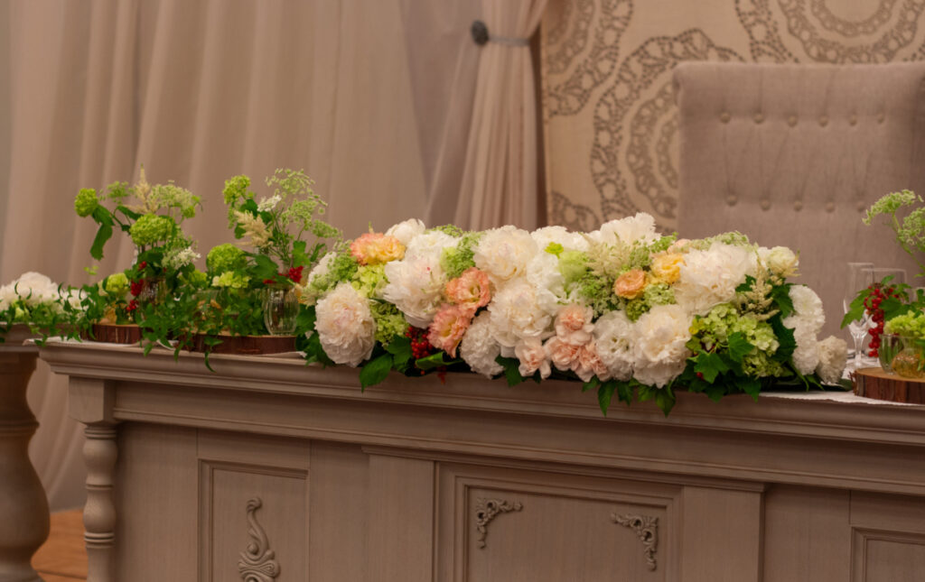 披露宴のメインテーブル 高砂席 飾り方！装花なしでもかわいい花嫁ノート