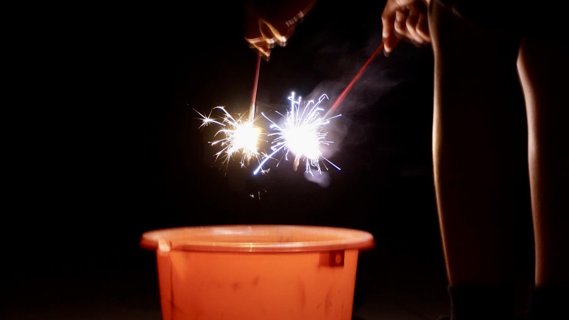 人工芝の上で花火はできる？防火シートやタイルなど楽しめる対策を紹介！ – 日本人工芝計画